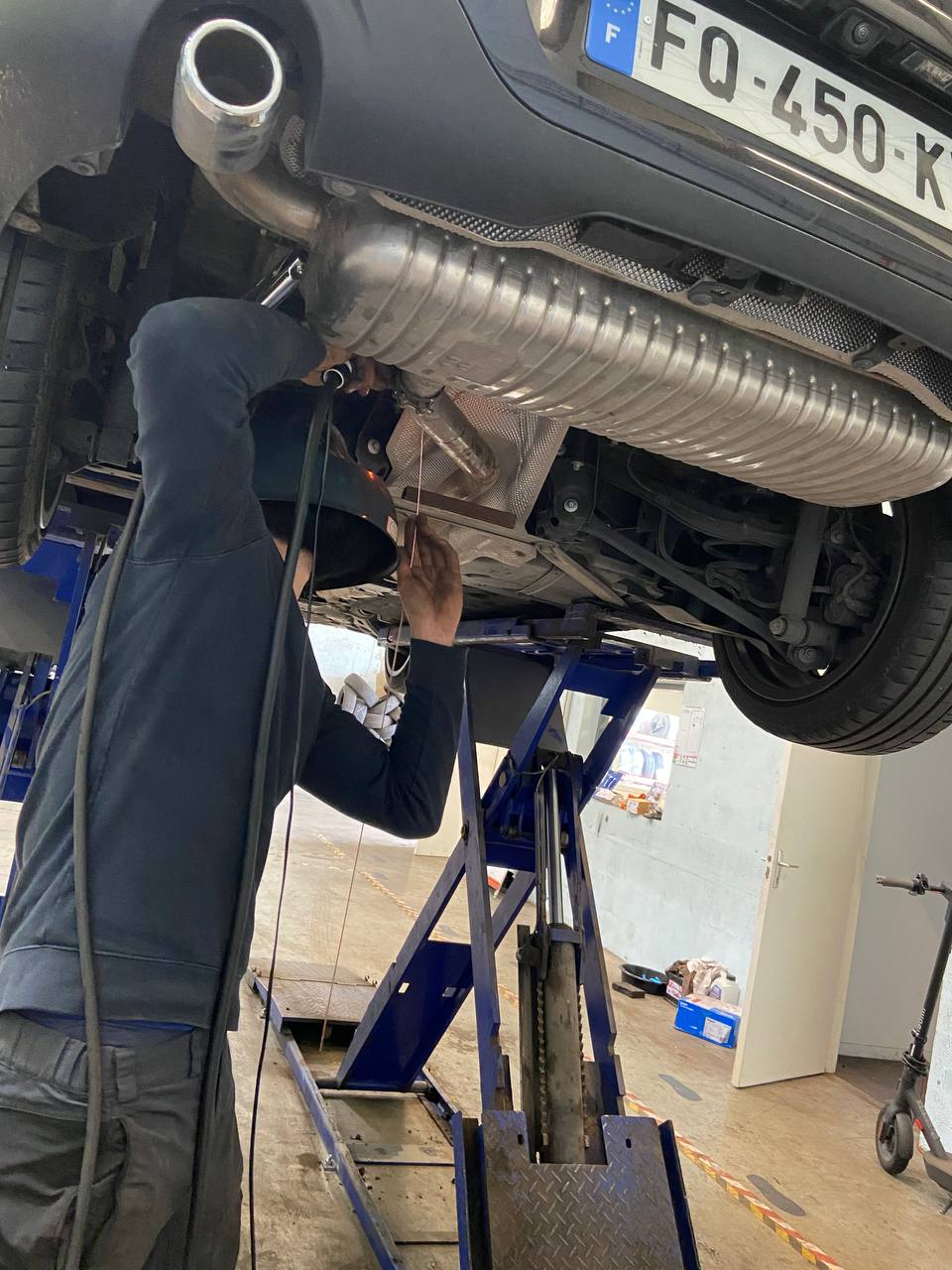 Mécanicien sous Clubman – soudure échappement en cours