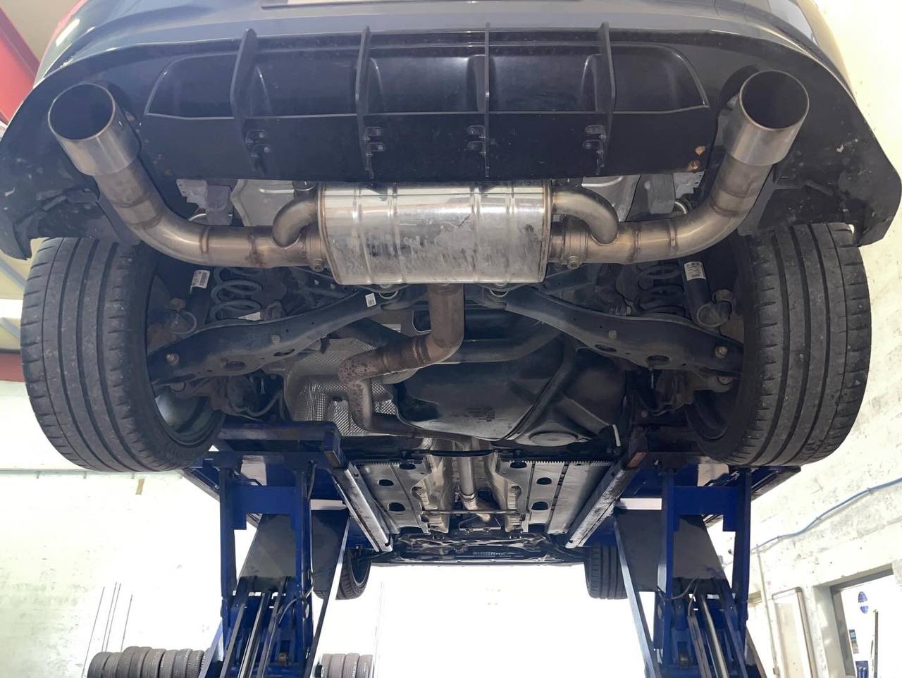 Double sortie échappement inox – vue de dessous