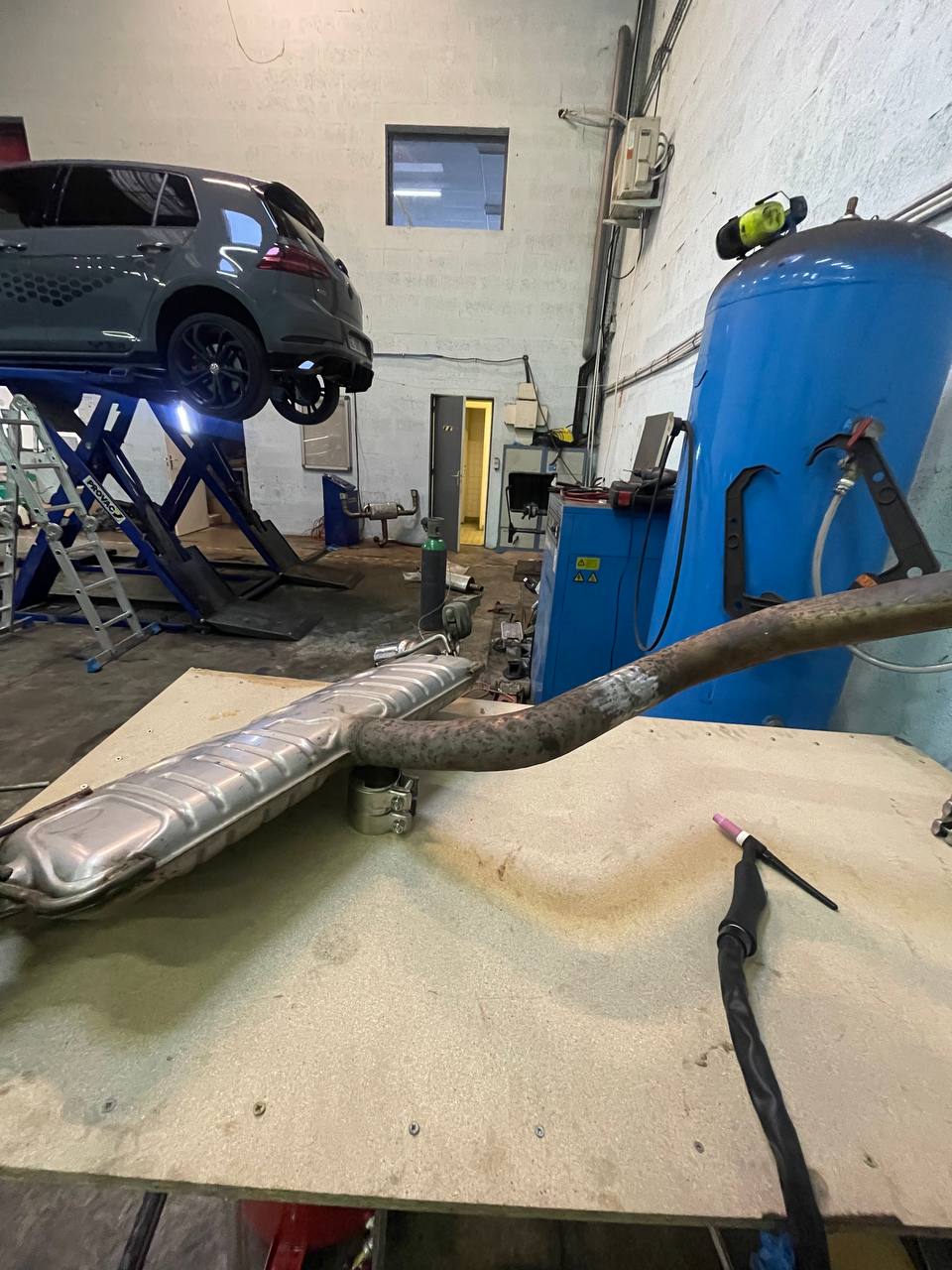 Ligne d'échappement sur établi – vue atelier