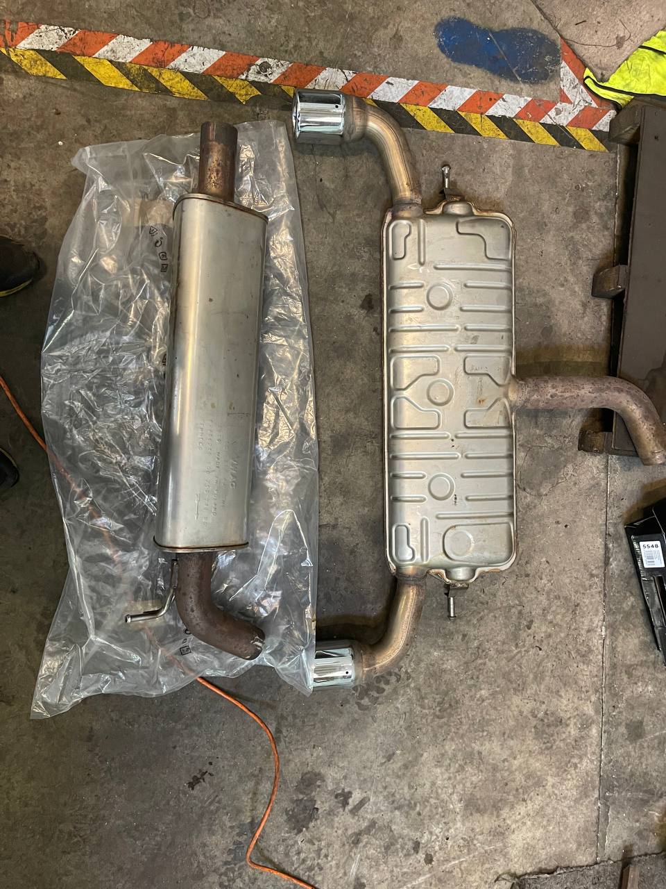 Deux lignes d'échappement côte à côte – neuf vs ancien