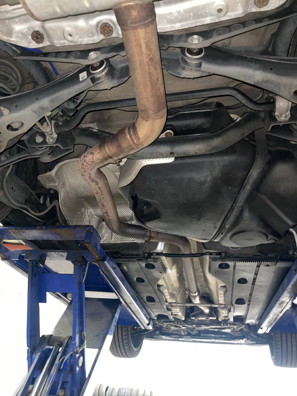 Ligne d'échappement vue de dessous – intervention sur pont