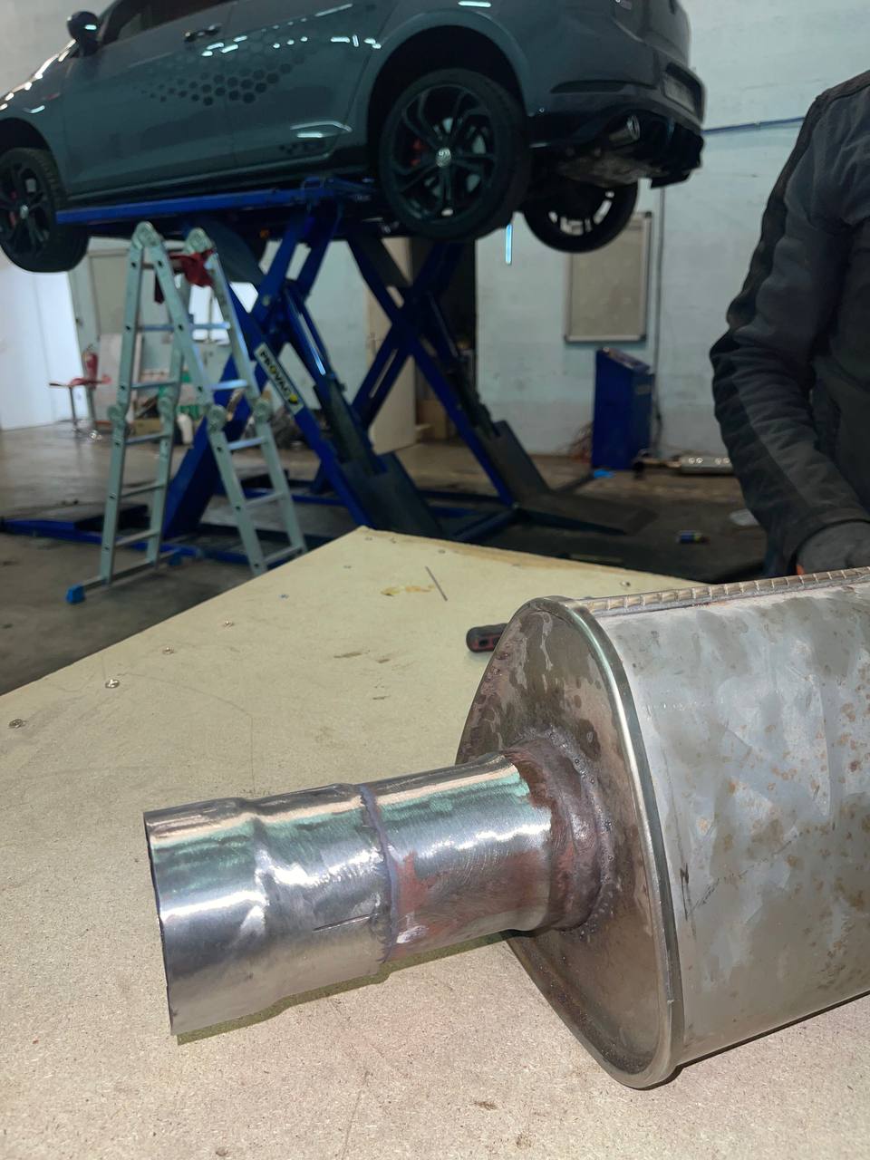 Silencieux soudé – voiture sur pont en arrière-plan