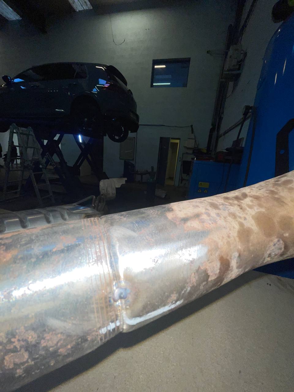 Ligne soudée en atelier – voiture sur pont