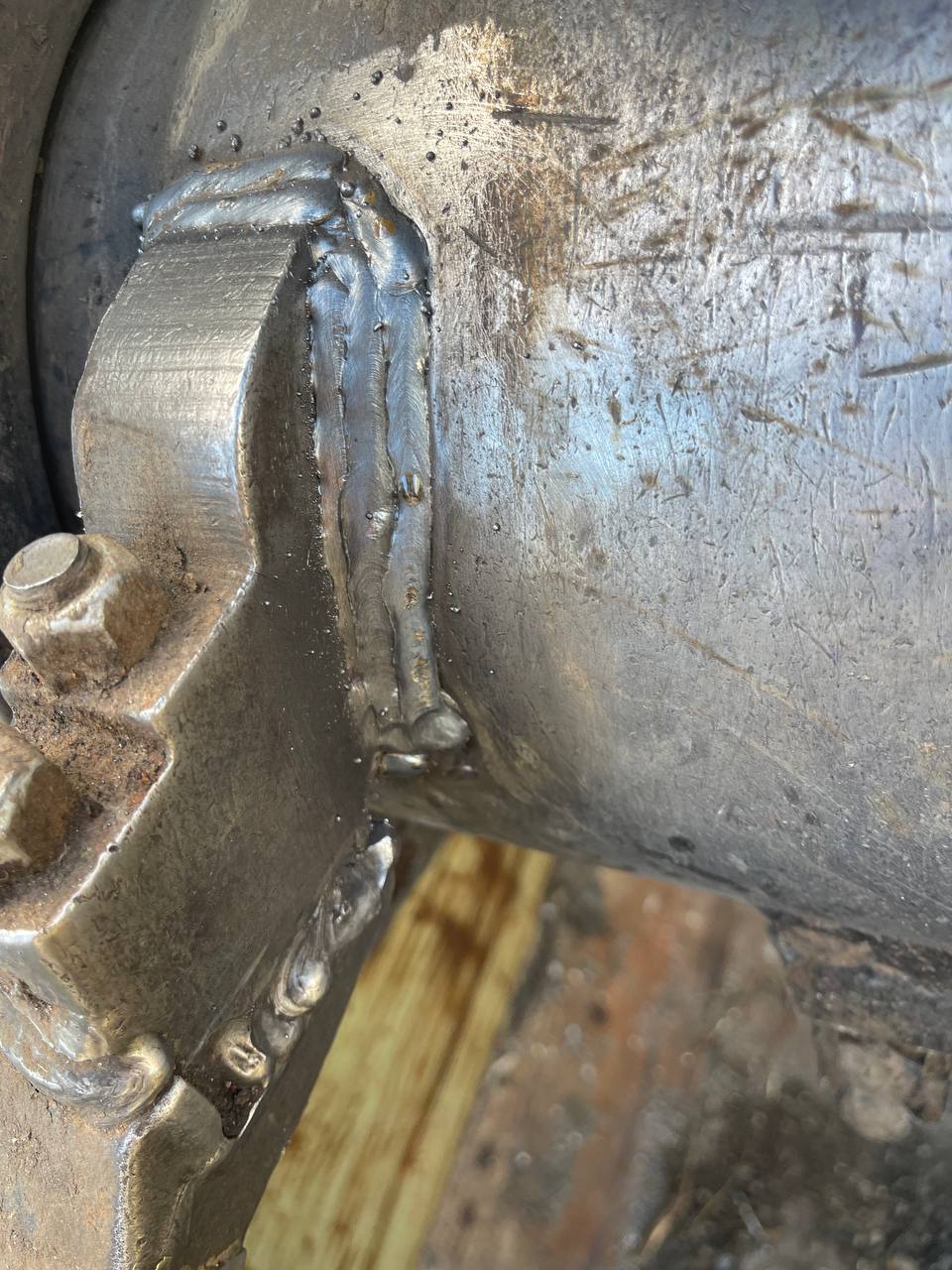 Soudure sur collier boulonné – gros plan