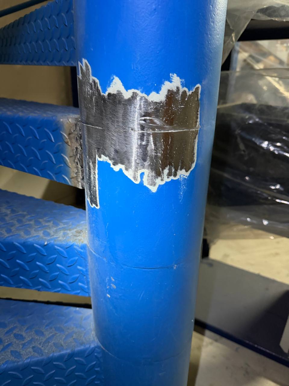 Colonne après meulage et apprêt – vue en angle