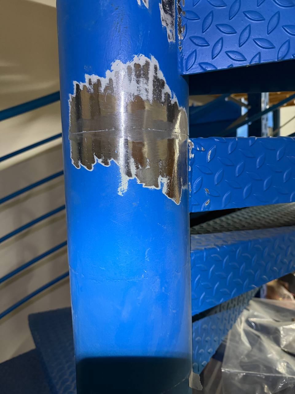 Colonne – zone meulée, métal exposé