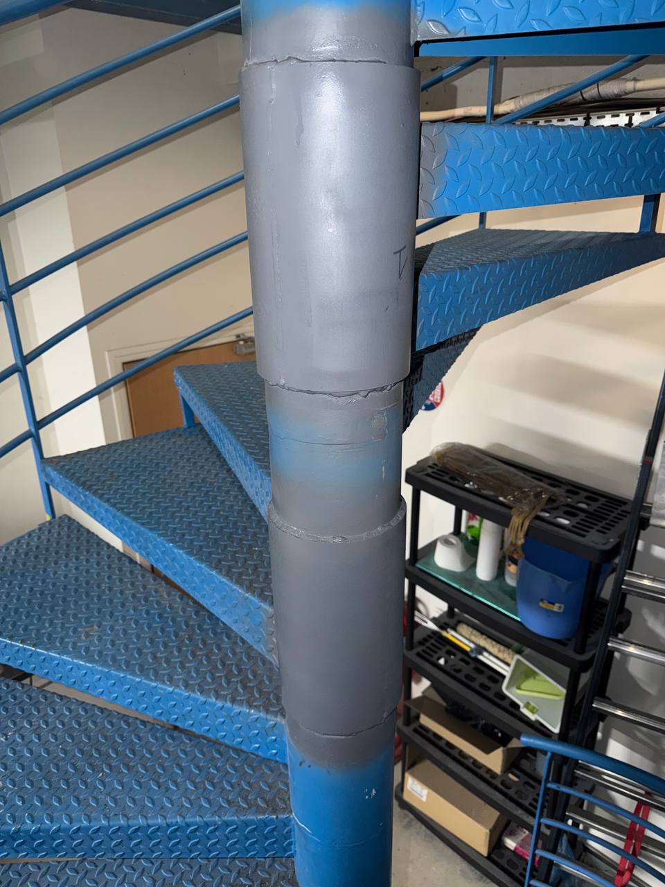 Colonne escalier colimaçon – fissure visible